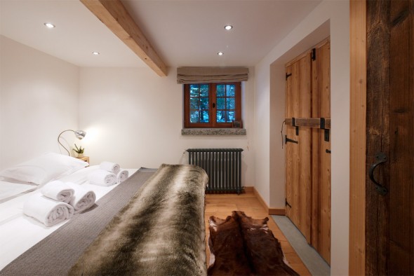 Downstairs white room with view onto woods