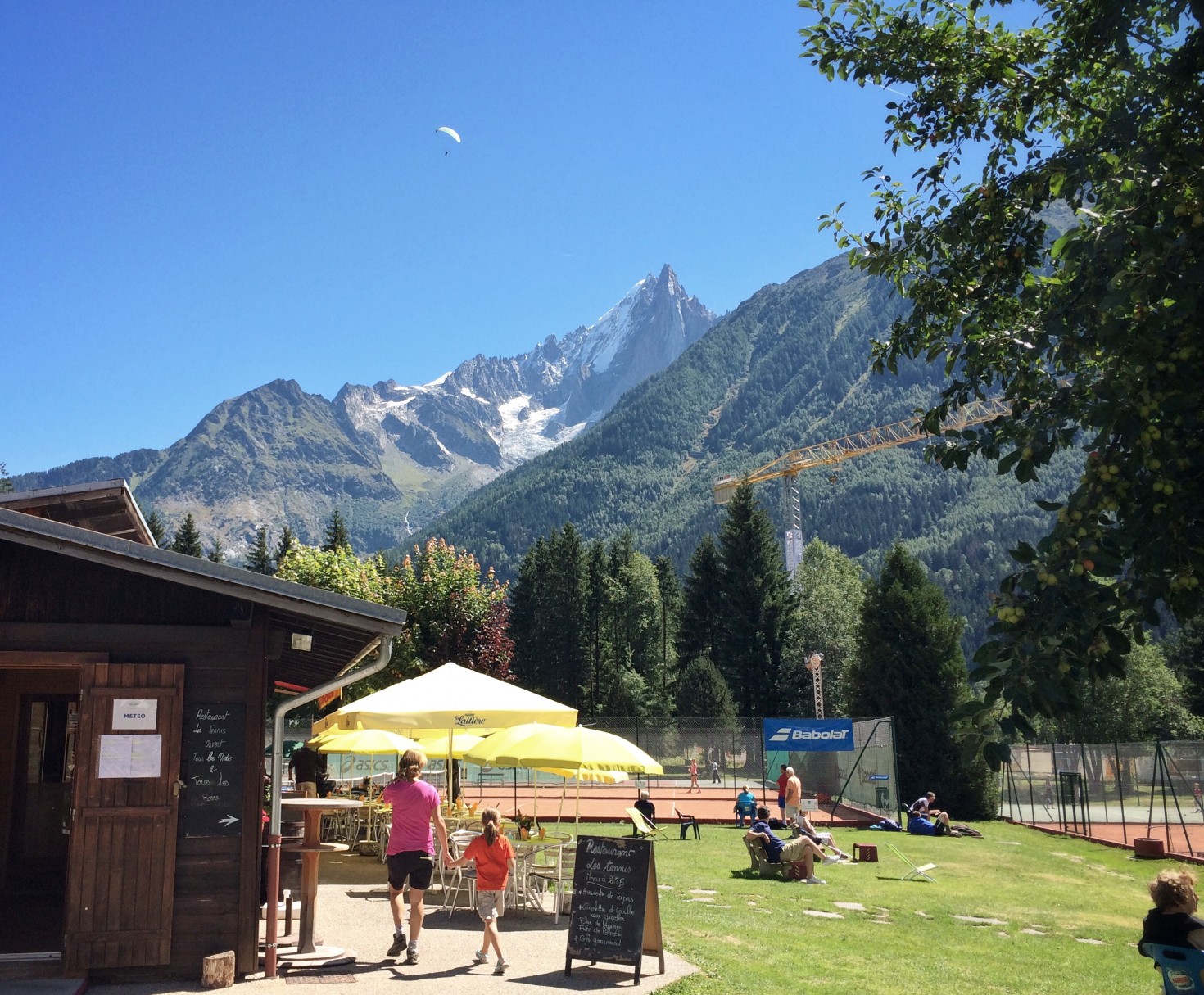 Tennis club restaurant in the middle of the courts